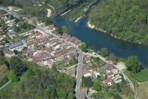 Une photo de la ville de Varambon