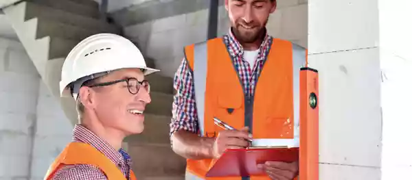 Une photo de deux personnes en train de vérifier toutes les travaux réalisées par les différents équipe de la réserve