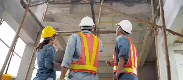 Une photo d'une équipe en train d'évaluer les travaux en cours